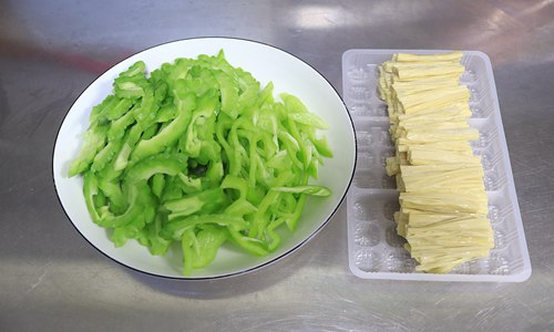 超下饭的肉片炒腐竹苦瓜 普通的食材炒出了精彩！