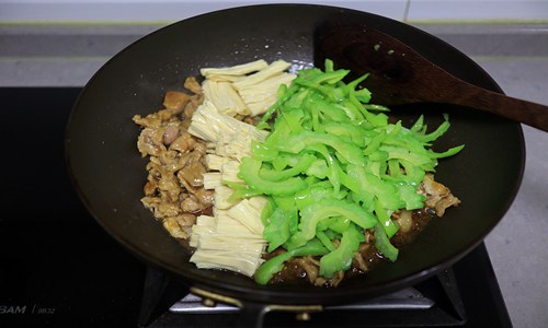 超下饭的肉片炒腐竹苦瓜 普通的食材炒出了精彩！