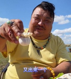 ​“牛亡爷”恩克34天长胖50斤，年收入过亿，脸部黑斑已扩散到手臂