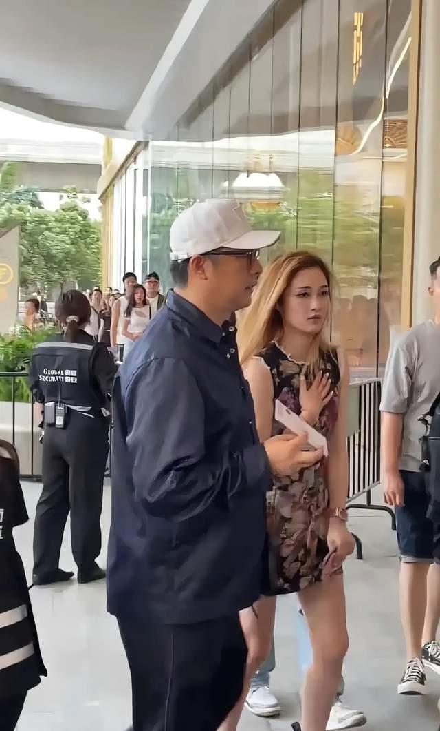 王岳伦带美女看王嘉尔演唱会 看上去和女儿王诗龄年纪相仿