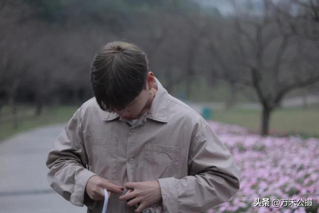 男生帅气的拍照姿势大全（男生日常拍照姿势指南）(12)