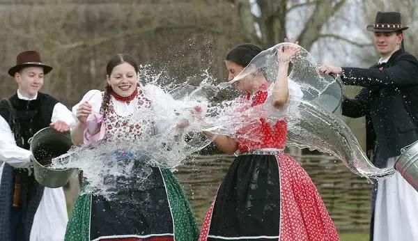 泼水节是什么时候，傣族的泼水节是什么时候呢？图13