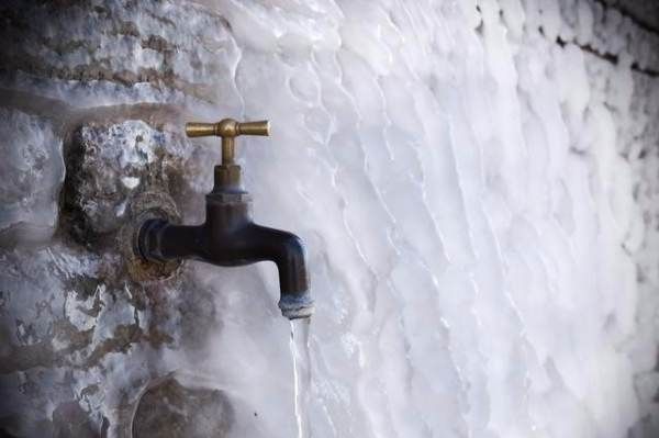 水管冻住没水怎么办,水管结冰了导致家里没水该怎么办呢图2