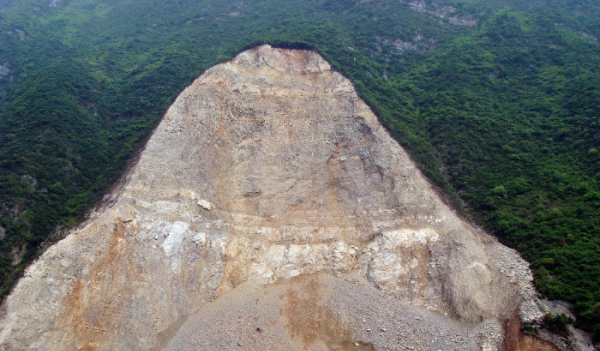 发生山体滑坡时向哪边跑最安全,当发生山体滑坡时应该怎么做图3