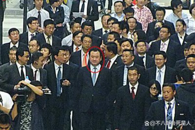 ​百亿富豪出门差别大，王健林李嘉诚被保镖包围，霍震霆从不带