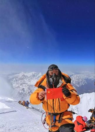 中国登山队在人类历史上第一次从北坡登上了世界最高峰一一珠穆朗玛峰是在(