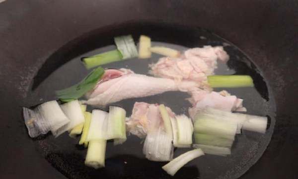 鸡焯水用冷水还是热水,焯鸡肉冷水下锅还是热水下锅好图3