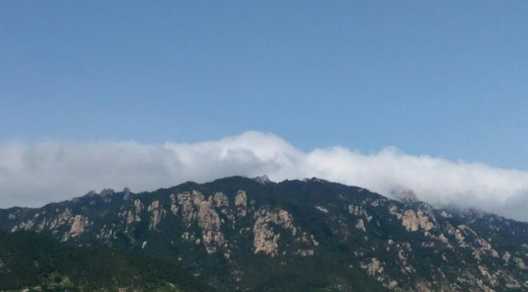 山戴帽无雨半山腰的意思