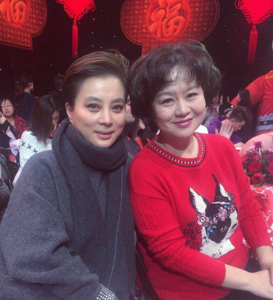 央视主播鞠萍：27岁做妈妈，有过一次婚姻，携子再婚也幸福