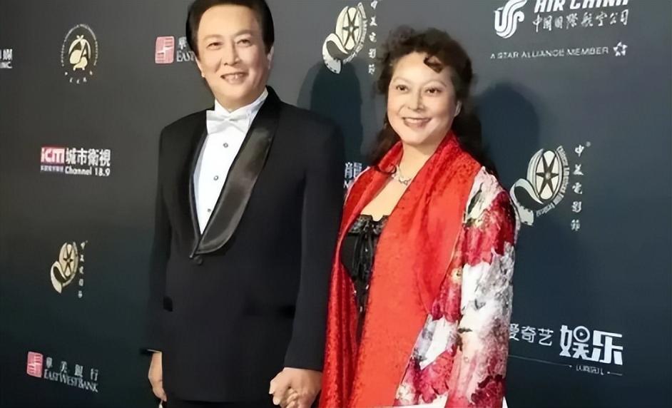 唐国强前妻除夕自杀，留下遗书让女儿报仇，女儿却说爸爸是好人