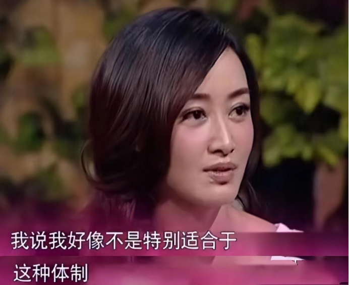 曾是央视美女主持的赵子琪，为丈夫路金波三年生俩，如今被宠成宝