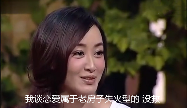 曾是央视美女主持的赵子琪，为丈夫路金波三年生俩，如今被宠成宝