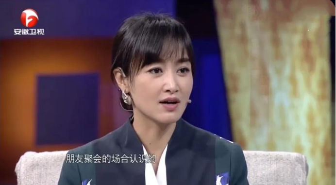 曾是央视美女主持的赵子琪，为丈夫路金波三年生俩，如今被宠成宝