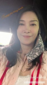 ​李克勤老婆晒美照庆 50 岁！皮肤白里透红，婚后掌财政大权