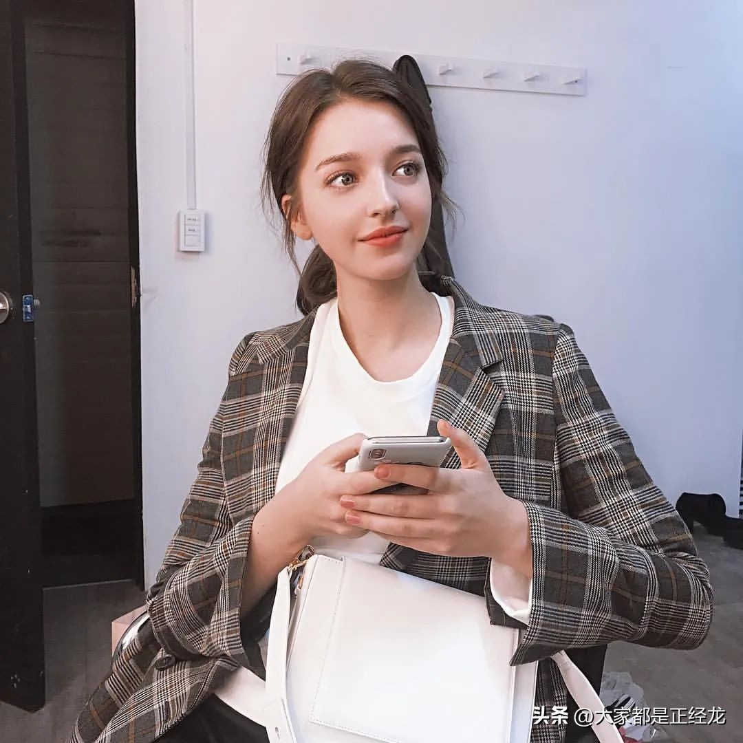 【ins推荐】爆红全网的天使级战斗民族自然美女Angelina Danilova