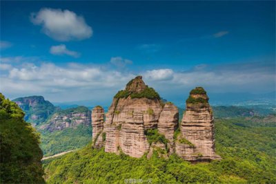 ​丹霞山攻略自驾游（徒步免费登山线、攀登丹霞山最高峰：巴寨）