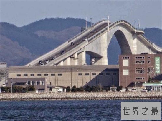 日本江岛大桥以陡峭闻名，像过山车一样恐怖的大桥