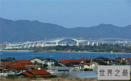 日本江岛大桥以陡峭闻名，像过山车一样恐怖的大桥