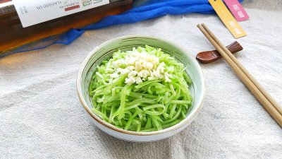 ​胡麻油怎么吃？教你一道胡麻油清炒芥兰丝