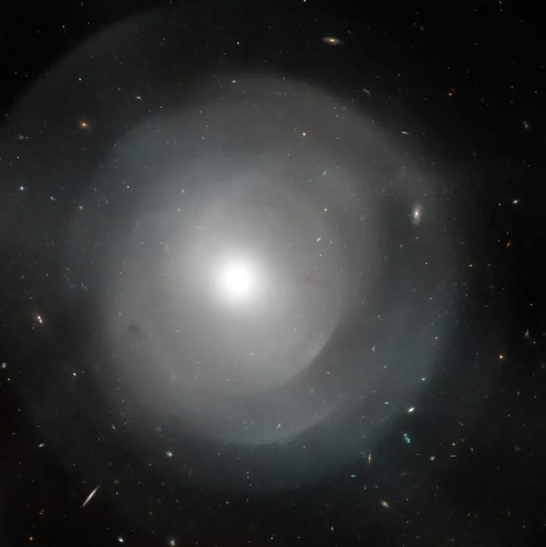 哈勃太空望远镜拍摄的巨大椭圆星系NGC 474