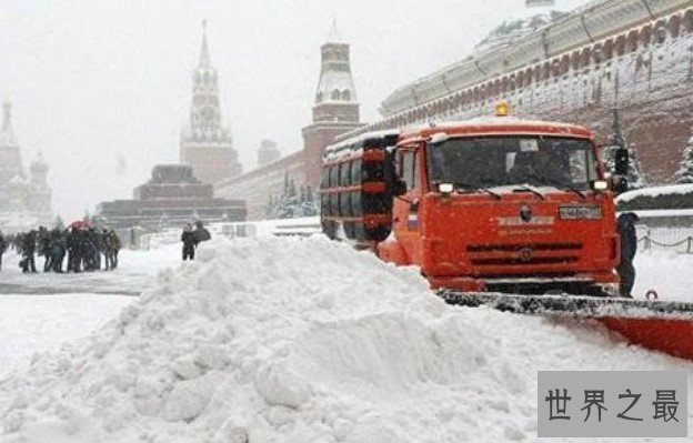 百年难得一遇莫斯科降雪破纪录，造成1死多伤2000棵树倒塌