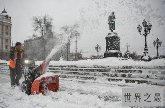 百年难得一遇莫斯科降雪破纪录，造成1死多伤2000棵树倒塌