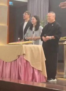 ​曾志伟71岁生日全家为其庆生，与女儿曾宝仪儿子曾国祥切蛋糕