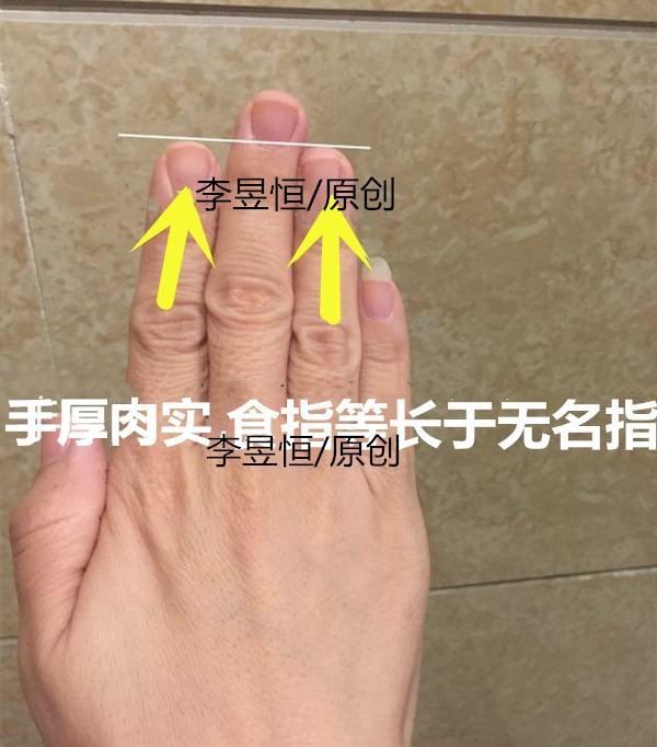 女人手里这条线清晰深长，到达中指根部，富婆命！