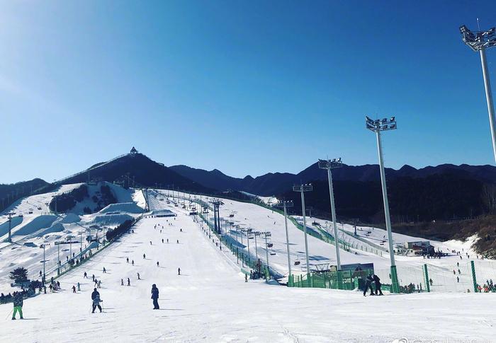 李小璐晒甜馨滑雪照，甜馨坐雪圈妈妈踩滑板，母女两人衣服成亮点