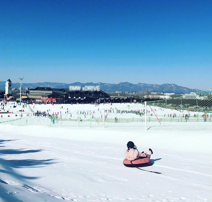 李小璐晒甜馨滑雪照，甜馨坐雪圈妈妈踩滑板，母女两人衣服成亮点