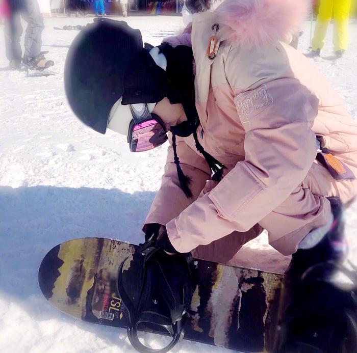 李小璐晒甜馨滑雪照，甜馨坐雪圈妈妈踩滑板，母女两人衣服成亮点