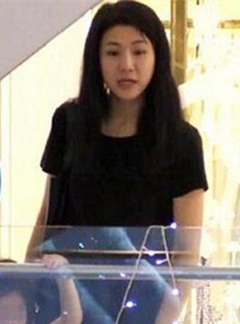 42岁钟汉良全家近照曝光, 妻子貌美年轻, 女儿可爱不输甜馨!