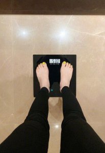 ​戚薇自曝体重53Kg，1米68的身高晒美照，网友：肉都藏到哪？