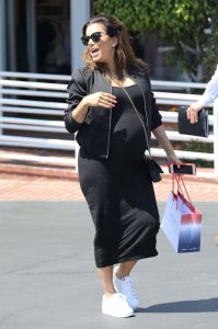 ​孕妈Eva Longoria i身穿黑裙在  Santa Monica 外出购物的街拍。