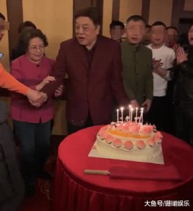 ​赵忠祥过77岁生日, “老态”明显不忘秀恩爱, 全程跟妻子手牵手