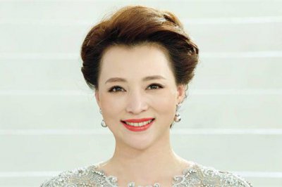 ​台上高喊爱国，台下赴美生子，51岁董卿，跌落的口碑终究回不去了