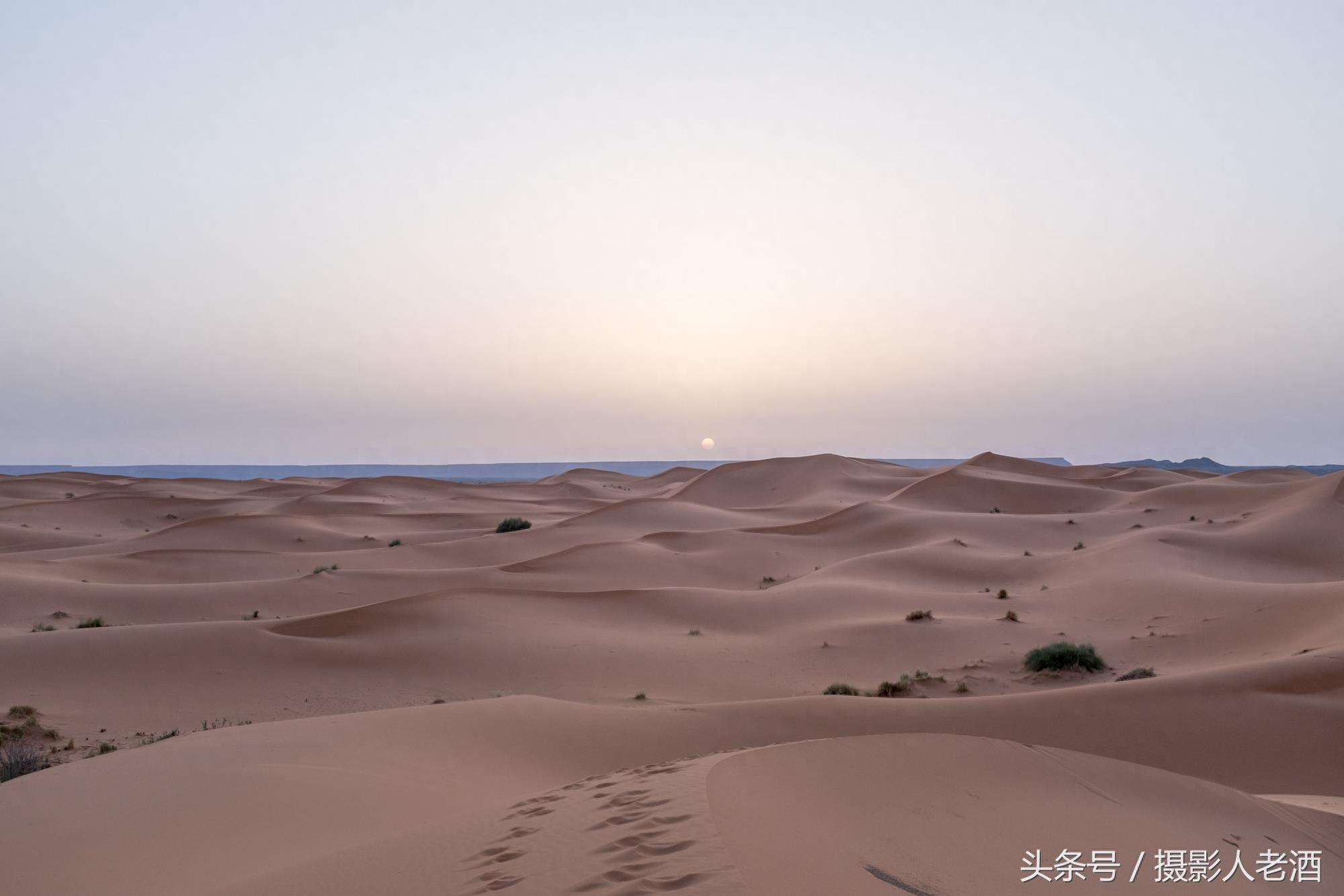 实拍三毛到过的北非摩洛哥撒哈拉沙漠，原来大沙漠中也不全是沙