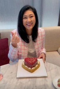 ​英拉情人节惊喜现身为55岁以下女领导，餐桌旁甜蜜比心